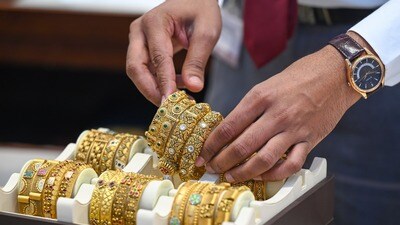 <p>బెంగళూరులో పసిడి ధరలు ఈ విధంగా ఉన్నాయి. 10 గ్రాముల పసిడి ధరలు వరుసగా రూ. 1,19,965- రూ. 1,30,875గా ఉన్నాయి. 100 గ్రాముల వెండి రేటు రూ. 18,210గాను.. కేజీ వెండి రేటు రూ. 1,82,100గాను కొనసాగుతున్నాయి.</p> <p>బెంగళూరులో పసిడి ధరలు ఈ విధంగా ఉన్నాయి. 10 గ్రాముల పసిడి ధరలు వరుసగా రూ. 1,19,965- రూ. 1,30,875గా ఉన్నాయి. 100 గ్రాముల వెండి రేటు రూ. 18,210గాను.. కేజీ వెండి రేటు రూ. 1,82,100గాను కొనసాగుతున్నాయి.</p>
