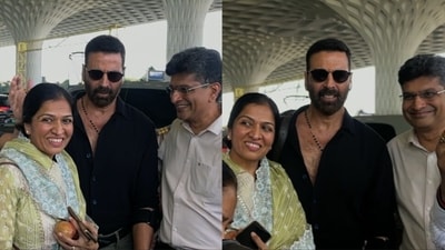 Akshay Kumar posed with his fans at the Mumbai airport.