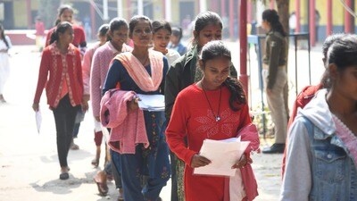 <p>కేవలం కొత్త విద్యార్థులే కాకుండా పాతవారు కూడా రెన్యూవల్ చేసుకోవచ్చు.రాష్ట్రంలోని ఎస్సీ, ఎస్టీ, బీసీ, మైనారిటీ, ఈబీసీ, దివ్యాంగ విద్యార్థుల బోధన ఫీజులు, స్కాలర్ షిప్స్ కోసం జూలై 1వ తేదీ నుంచి దరఖాస్తులను స్వీకరిస్తున్నారు. </p><p> </p> <p>కేవలం కొత్త విద్యార్థులే కాకుండా పాతవారు కూడా రెన్యూవల్ చేసుకోవచ్చు.రాష్ట్రంలోని ఎస్సీ, ఎస్టీ, బీసీ, మైనారిటీ, ఈబీసీ, దివ్యాంగ విద్యార్థుల బోధన ఫీజులు, స్కాలర్ షిప్స్ కోసం జూలై 1వ తేదీ నుంచి దరఖాస్తులను స్వీకరిస్తున్నారు. </p><p> </p>