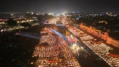 Thousands of lamps illuminate Ayodhya during the Diwali celebrations in Uttar Pradesh. ( Deepak Gupta/Hindustan Times)