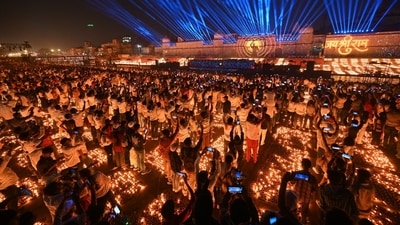 26.17 lakh diyas lit at the same place as 2,128 people performed 'aarti' together for the grand Deepotsav celebrations in Ayodhya. ( Deepak Gupta/Hindustan Times)