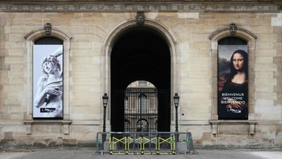 Closed access to the Louvre Museum after a robbery, in Paris on October 19, Sunday. (AFP) Closed access to the Louvre Museum after a robbery, in Paris on October 19, Sunday. (AFP)