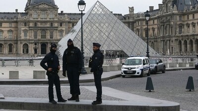 French police officers stand in front of the Louvre Museum after robbery, in Paris on Sunday (AFP) French police officers stand in front of the Louvre Museum after robbery, in Paris on Sunday (AFP)