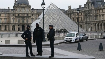 French police officers stand in front of the Louvre museum after the robbery. (AFP) French police officers stand in front of the Louvre museum after the robbery. (AFP)