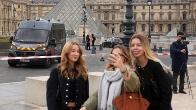 Tourists make a selfie in the courtyard of the closed Louvre museum after a robbery Sunday, Oct. 19, 2025 in Paris. (AP Photo/Thibault Camus) (AP) Tourists make a selfie in the courtyard of the closed Louvre museum after a robbery Sunday, Oct. 19, 2025 in Paris. (AP Photo/Thibault Camus) (AP)
