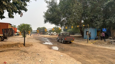 GMRL said the Naharpur Rupa police chowki near Transport Nagar hampers movement of heavy vehicles carrying precast concrete segments for metro construction. (Parveen Kumar/HT) GMRL said the Naharpur Rupa police chowki near Transport Nagar hampers movement of heavy vehicles carrying precast concrete segments for metro construction. (Parveen Kumar/HT)