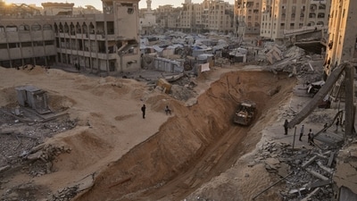 Members of the Hamas militant group searching for bodies of the hostages in Khan Younis, southern Gaza Strip, Saturday (AP) Members of the Hamas militant group searching for bodies of the hostages in Khan Younis, southern Gaza Strip, Saturday (AP)