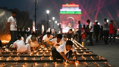 Gram it: Rows of diyas on Kartavya Path give a never seen before sheen to India Gate. Several volunteers lit up these as part of Delhi government's Diwali celebrations over the weekend. Delhiites, how about joining them today evening? (Photo: Deepanshu Aggarwal/AP)