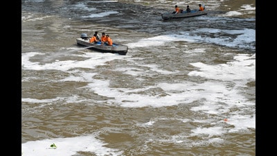 Layer of froth seen in Yamuna near Kalindi Kunj. (Sunil Ghosh/HT Photo) Layer of froth seen in Yamuna near Kalindi Kunj. (Sunil Ghosh/HT Photo)
