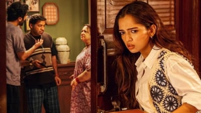 <p>నెట్ఫ్లిక్స్లో అహసాస్ చన్నా కొత్త సినిమా 'గ్రేటర్ కలేష్' విడుదలైంది. సినిమా కథ, నటీనటుల నటన ప్రేక్షకులను ఆకట్టుకుంటున్నాయి. విశేషమేమిటంటే, ఈ సినిమా విడుదలైన వెంటనే హృతిక్ రోషన్తో పాటు పలువురు పెద్ద స్టార్ల సినిమాలను వెనక్కి నెట్టి అగ్రస్థానాన్ని కైవసం చేసుకుంది.</p> <p>నెట్ఫ్లిక్స్లో అహసాస్ చన్నా కొత్త సినిమా 'గ్రేటర్ కలేష్' విడుదలైంది. సినిమా కథ, నటీనటుల నటన ప్రేక్షకులను ఆకట్టుకుంటున్నాయి. విశేషమేమిటంటే, ఈ సినిమా విడుదలైన వెంటనే హృతిక్ రోషన్తో పాటు పలువురు పెద్ద స్టార్ల సినిమాలను వెనక్కి నెట్టి అగ్రస్థానాన్ని కైవసం చేసుకుంది.</p>