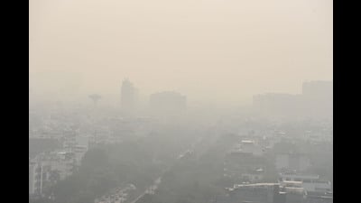 Smog engulfs South City 1 near Sector 44 in Gurugram on Sunday morning. (Parveen Kumar/HT) Smog engulfs South City 1 near Sector 44 in Gurugram on Sunday morning. (Parveen Kumar/HT)