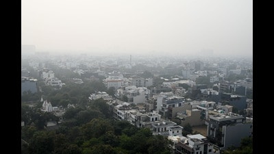 Smog engulfs South City 1 near Sector 44 on Sunday morning. (Parveen Kumar/HT) Smog engulfs South City 1 near Sector 44 on Sunday morning. (Parveen Kumar/HT)