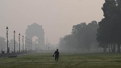 The 24-hour average Air Quality Index dipped to 296 (poor) at 4pm, from Saturday’s 268 at the same time, according to data from the Central Pollution Control Board. (Arvind Yadav/HT PHOTO) The 24-hour average Air Quality Index dipped to 296 (poor) at 4pm, from Saturday’s 268 at the same time, according to data from the Central Pollution Control Board. (Arvind Yadav/HT PHOTO)