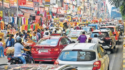 To be sure, apart from roadside vendors, there are nearly 700 shops in Atta Market in Sector 27. (Sunil Ghosh/HT Photo) To be sure, apart from roadside vendors, there are nearly 700 shops in Atta Market in Sector 27. (Sunil Ghosh/HT Photo)