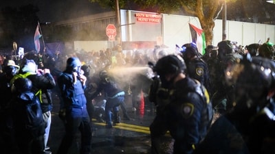 Anti-I.C.E. protesters clash with federal agents at the U.S. Immigration and Customs Enforcement building on October 18, 2025 in Portland, Oregon. (Getty Images via AFP) Anti-I.C.E. protesters clash with federal agents at the U.S. Immigration and Customs Enforcement building on October 18, 2025 in Portland, Oregon. (Getty Images via AFP)