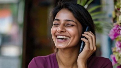 ১,১৯৯ টাকার প্ল্যান: এই প্ল্যানের ভ্যালিডিটি হল ৮৪ দিন। এতে আপনি প্রতিদিন ৩ GB ডেটা পাবেন। যোগ্য ব্যবহারকারীদের কোম্পানি আনলিমিটেড 5G ডেটাও দিচ্ছে। প্ল্যানের গ্রাহকরা জিয়ো গোল্ডে দু'শতাংশ পাবেন। 