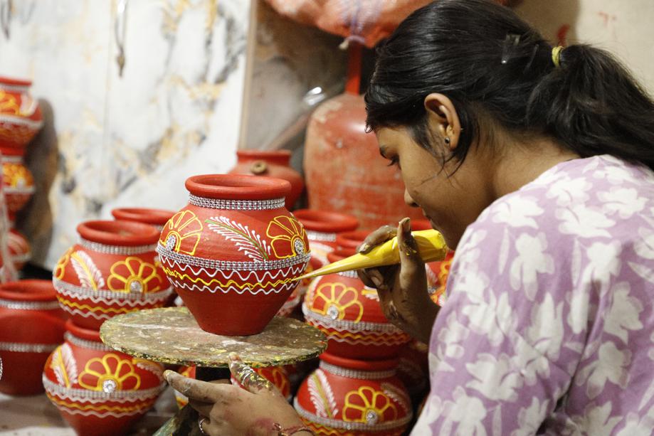 Artisans are dedicatedly painting and designing pots, day in and out, to cater to the rush ahead of Diwali. Artisans are dedicatedly painting and designing pots, day in and out, to cater to the rush ahead of Diwali.