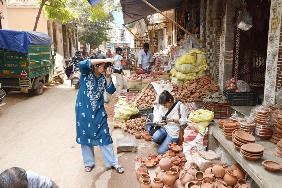 Jamia students Manaar Ahmed and Aliya visit the potters’ colony to capture its vibrant artistry for their photography project. Jamia students Manaar Ahmed and Aliya visit the potters’ colony to capture its vibrant artistry for their photography project.