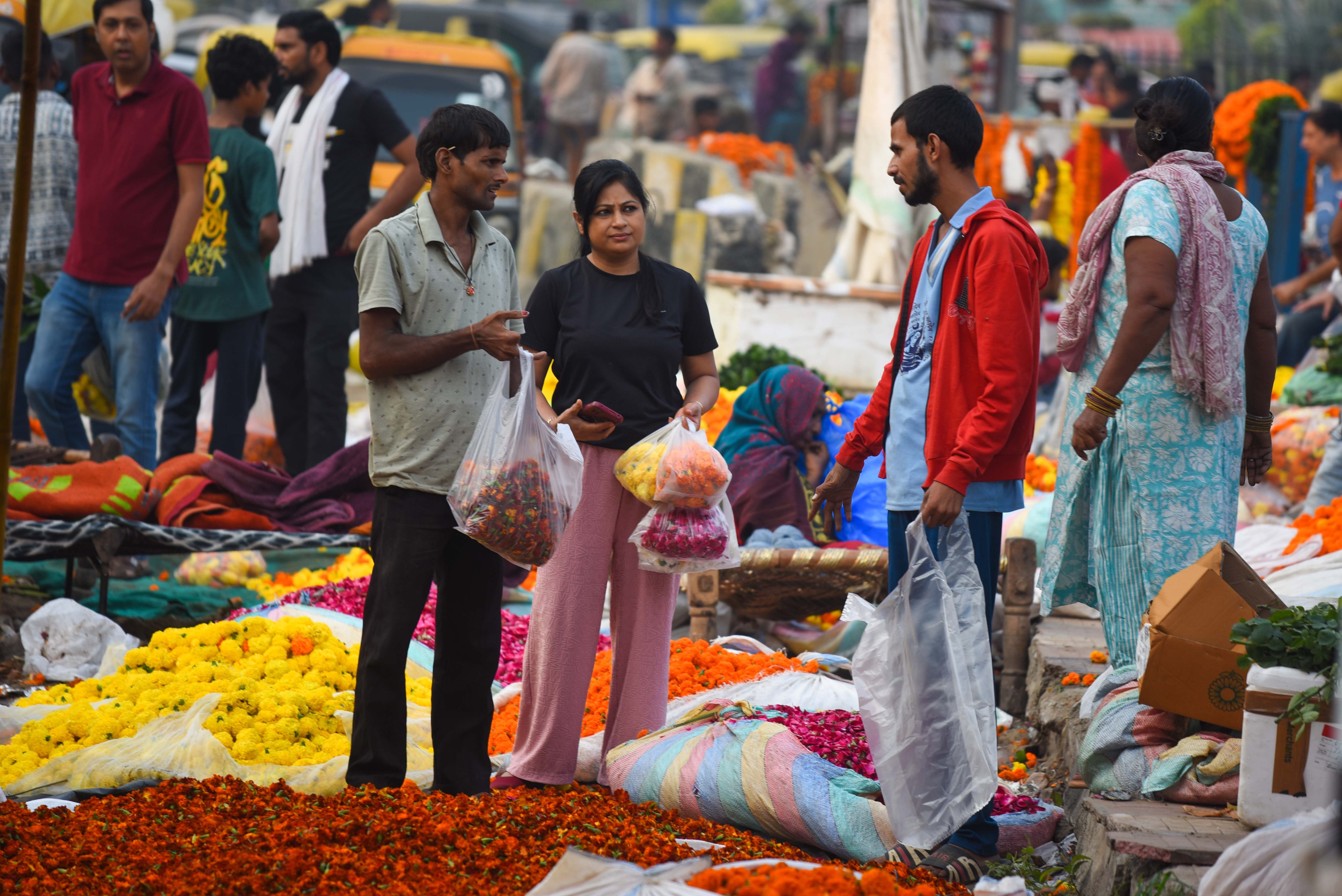 Haryana’s plan for a 10-acre wholesale flower mandi in Sector 109 promises relief for Gurugram’s overcrowded festive market near police lines. (Parveen Kumar/HT) Haryana’s plan for a 10-acre wholesale flower mandi in Sector 109 promises relief for Gurugram’s overcrowded festive market near police lines. (Parveen Kumar/HT)
