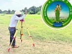 <p>ఈ సర్వే మ్యాప్ లో సదరు భూమి యొక్క హద్దులను వివరంగా పొందుపరుస్తారు. విక్రయించే భూమి లేదా హక్కుల మార్పిడి భూమి యొక్క విస్తీరణంతో పాటు ప్రతి అంశాన్ని ఇందులో వివరిస్తారు. మ్యాప్ ను జత చేసిన తర్వాతే… రిజిస్ట్రేషన్ ప్రక్రియ పూర్తవుతుంది.</p>