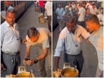 Samosa seller seen grabbing the passenger by his collar over a failed UPI payment. Samosa seller seen grabbing the passenger by his collar over a failed UPI payment.