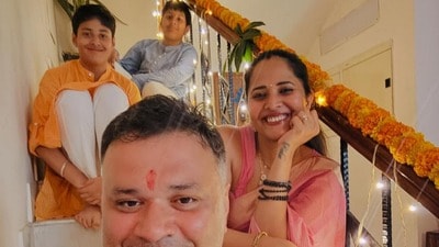 <p>భర్త, ఇద్దరు పిల్లలతో కలిసి దీపావళి పండుగను జరుపుకుంది యాంకర్ అనసూయ భరద్వాజ్. ఇంట్లోని మెట్లపై అంతా కలిసి ఇలా సెల్ఫీ దిగుతూ చిరునవ్వు చిందించారు. </p> (Instagram/Anasuya Bharadwaj)