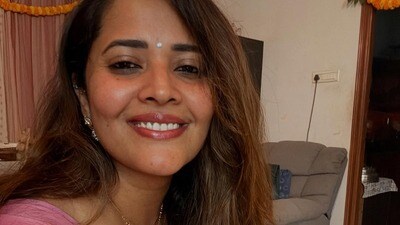 <p>అందంగా ముస్తాబైన తర్వాత ఇలా సెల్ఫీ ఫొటో దిగుతూ కనువిందు చేసింది యాంకర్ అనసూయ భరద్వాజ్. మెరిసే మేనుతో, బ్యూటిఫుల్ స్మైల్‌తో కుర్రాళ్ల మనసుపై అటాక్ చేసింది గ్లామర్ యాంకరమ్మా.</p> (Instagram/Anasuya Bharadwaj)