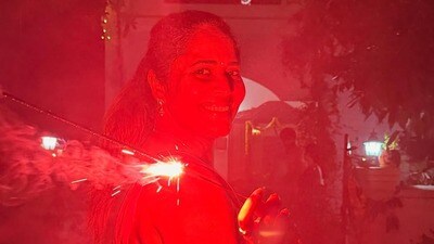 <p>కాకరపూవత్తు కాలుస్తూ చిరునవ్వు చిందించింది అనసూయ భరద్వాజ్. కాకరపూవత్తు వెలుగుల్లో అనసూయ మెరుస్తూ కనిపించింది. </p> (Instagram/Anasuya Bharadwaj)