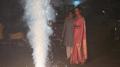 <p>కుమారుడితో కలిసి క్రాకర్స్ కాలుస్తూ సరదాగా దీపావళి పండుగను జరుపుకుందు బ్యూటిఫుల్ యాంకర్ అనసూయ భరద్వాజ్.</p> (Instagram/Anasuya Bharadwaj)