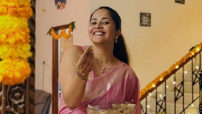 <p>దివాళి సెలబ్రేషన్స్‌లో ఎంతో అందంగా ముస్తాబైన అనసూయ భరద్వాజ్ స్వీట్ ఇస్తున్నట్లుగా పోజు ఇచ్చి అట్రాక్ట్ చేసింది. </p> (Instagram/Anasuya Bharadwaj)