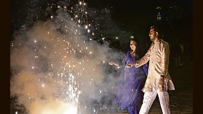 Mumbai, India - Oct. 20, 2025: People burst fire crackers while celebrating Diwali at Marine Drives in Mumbai, India, on Monday, October 20, 2025. (Photo by Anshuman Poyrekar/Hindustan Times) (Anshuman Poyrekar/HT Photo) Mumbai, India - Oct. 20, 2025: People burst fire crackers while celebrating Diwali at Marine Drives in Mumbai, India, on Monday, October 20, 2025. (Photo by Anshuman Poyrekar/Hindustan Times) (Anshuman Poyrekar/HT Photo)