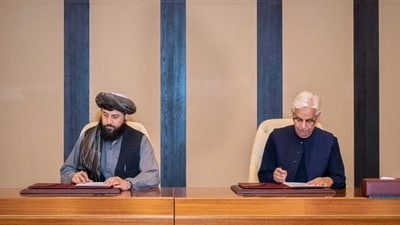 Pakistani Defence Minister Khawaja Asif, center right, and Afghan Defence Minister Mullah Muhammad Yaqoob sign a ceasefire agreement in Doha, Qatar, Sunday, October 19, 2025. (AP) Pakistani Defence Minister Khawaja Asif, center right, and Afghan Defence Minister Mullah Muhammad Yaqoob sign a ceasefire agreement in Doha, Qatar, Sunday, October 19, 2025. (AP)