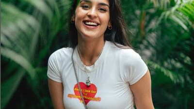 <p>2019లో ఎంటీవీ సూపర్ మోడల్ ఆఫ్ ది ఇయర్ రియాలిటీ షోలో పార్టిసిపేట్ చేసింది యుక్తి. ఆ షోలో నాలుగో స్థానంలో నిలిచింది. </p> (instagram-Yukti Thareja) <p>2019లో ఎంటీవీ సూపర్ మోడల్ ఆఫ్ ది ఇయర్ రియాలిటీ షోలో పార్టిసిపేట్ చేసింది యుక్తి. ఆ షోలో నాలుగో స్థానంలో నిలిచింది. </p> (instagram-Yukti Thareja)