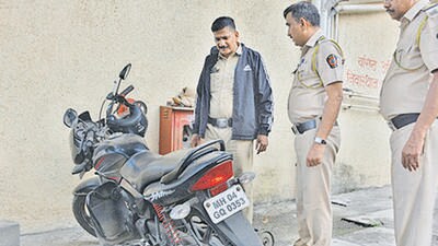 Thane, India - October -20, 2025: Last night on Ghodbunder Road in Thane near Vijay garden FOB waghbil Thane , a woman lost her life in an accident when the couple was riding a motorcycle and collided with an unknown vehicle. The man riding with her sustained injuries. ,in Thane ,in Mumbai, India, on, Monday, October -20, 2025. ( Praful Gangurde / HT Photo ) Thane, India - October -20, 2025: Last night on Ghodbunder Road in Thane near Vijay garden FOB waghbil Thane , a woman lost her life in an accident when the couple was riding a motorcycle and collided with an unknown vehicle. The man riding with her sustained injuries. ,in Thane ,in Mumbai, India, on, Monday, October -20, 2025. ( Praful Gangurde / HT Photo )