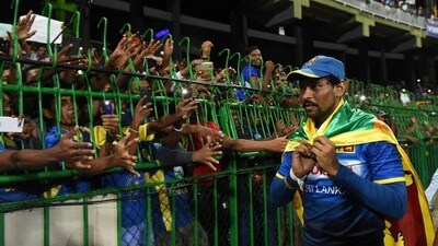তিলকরত্নে দিলশান: শ্রীলঙ্কার প্রাক্তন মারকুটে ওপেনিং ব্যাটসম্যান তিলকরত্নে দিলশানও এই তালিকায় রয়েছেন। তিনি খুব বেশি সংখ্যক ম্যাচে শ্রীলঙ্কা দলের নেতৃত্ব দেননি। কিন্তু টেস্ট, একদিনের ম্যাচ এবং টি-টোয়েন্টি ম্যাচ - ক্রিকেটের তিন ফর্ম্যাটেই অধিনায়ক হিসেবে নিজের প্রথম ম্যাচে হারের সম্মুখীন হতে হয়েছিল তাঁকে। (ফাইল ছবি, সৌজন্যে এএফপি) তিলকরত্নে দিলশান: শ্রীলঙ্কার প্রাক্তন মারকুটে ওপেনিং ব্যাটসম্যান তিলকরত্নে দিলশানও এই তালিকায় রয়েছেন। তিনি খুব বেশি সংখ্যক ম্যাচে শ্রীলঙ্কা দলের নেতৃত্ব দেননি। কিন্তু টেস্ট, একদিনের ম্যাচ এবং টি-টোয়েন্টি ম্যাচ - ক্রিকেটের তিন ফর্ম্যাটেই অধিনায়ক হিসেবে নিজের প্রথম ম্যাচে হারের সম্মুখীন হতে হয়েছিল তাঁকে। (ফাইল ছবি, সৌজন্যে এএফপি)