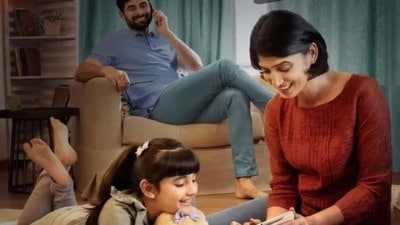 ৪০৯ টাকার প্ল্যান: Airtel-এর এই প্ল্যানটির ভ্যালিডিটি হল ২৮ দিনের। এতে আপনি ইন্টারনেট ব্যবহারের জন্য প্রতিদিন ২.৫ জিবি ডেটা পাবেন। প্ল্যানটিতে ২২টিরও বেশি OTT অ্যাপের অ্যাক্সেস দেওয়া হচ্ছে। 