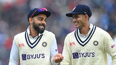 <p>శుభ్మన్ గిల్ కూడా విరాట్ కోహ్లి పేరిట ఉన్న ఓ చెత్త రికార్డును మూటగట్టుకున్నాడు. కెప్టెన్ గా టెస్టు, వన్డే, టీ20 ఫార్మాట్లలో తొలి మ్యాచ్ లోనే ఓటమి చవిచూసిన ప్లేయర్ గా నిలిచాడు. ఇంతకుముందు టీమిండియా తరఫున విరాట్ కోహ్లికి కూడా ఈ రికార్డు ఉంది. అంతేకాదు ఈ చెత్త రికార్డును అందుకున్న ఓవరాల్ గా 9వ కెప్టెన్ గా కూడా నిలిచాడు.</p> <p>శుభ్మన్ గిల్ కూడా విరాట్ కోహ్లి పేరిట ఉన్న ఓ చెత్త రికార్డును మూటగట్టుకున్నాడు. కెప్టెన్ గా టెస్టు, వన్డే, టీ20 ఫార్మాట్లలో తొలి మ్యాచ్ లోనే ఓటమి చవిచూసిన ప్లేయర్ గా నిలిచాడు. ఇంతకుముందు టీమిండియా తరఫున విరాట్ కోహ్లికి కూడా ఈ రికార్డు ఉంది. అంతేకాదు ఈ చెత్త రికార్డును అందుకున్న ఓవరాల్ గా 9వ కెప్టెన్ గా కూడా నిలిచాడు.</p>