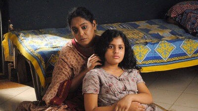 শুধু ‘মা’ ধারাবাহিক নয়, ‘ফুলকি’ ধারাবাহিকেও সম্পূর্ণ নেতিবাচক চরিত্রে অভিনয় করতে দেখা দিয়েছিল তাঁকে। তবে পর্দায় নেতিবাচক চরিত্রে অভিনয় করলেও ব্যক্তিগত জীবনে তিনি অত্যন্ত ভালো একজন মানুষ। সকলকে ভীষণ কাছের করে নেন তিনি। অভিনেত্রীর এই মিষ্টি ব্যবহারের জন্যই ইন্ডাস্ট্রির সকলে তাঁকে এত ভালবাসেন।  