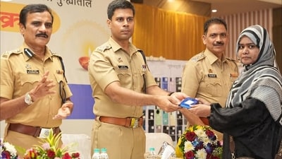 In a ‘special Diwali return gift’, Mumbai Police delighted citizens by handing over 800 recovered phones to their owners. (Instagram/mumbaipolice) In a ‘special Diwali return gift’, Mumbai Police delighted citizens by handing over 800 recovered phones to their owners. (Instagram/mumbaipolice)