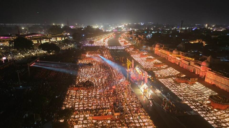 <p>దీపావళి వేడుకల సందర్భంగా కళకళలాడుతున్న అయోధ్య నగరం.</p>( Deepak Gupta/Hindustan Times)
