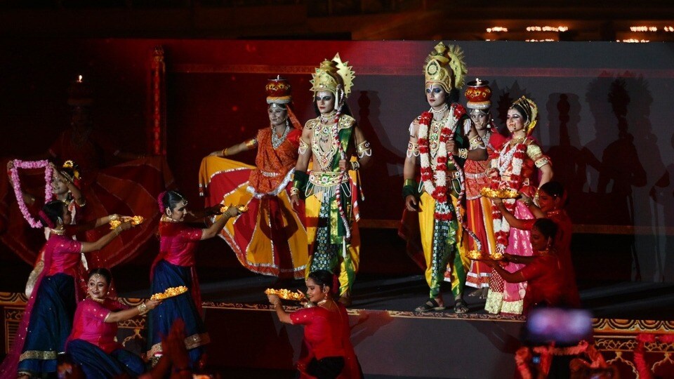<p>అయోధ్యలో ఆదివారం దీపోత్సవం సందర్భంగా ఘనంగా జరిగిన వేడుకలు ప్రజలను ఆకట్టుకున్నాయి.</p>( Deepak Gupta/Hindustan Times)