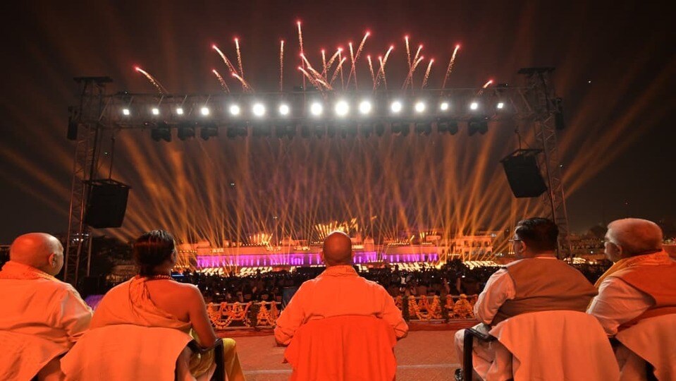 <p>అయోధ్యలో దీపావళి వేడుకలను వీక్షించారు ఉత్తరప్రదేశ్ సీఎం యోగి ఆదిత్యనాథ్.</p>( Deepak Gupta/Hindustan Times)