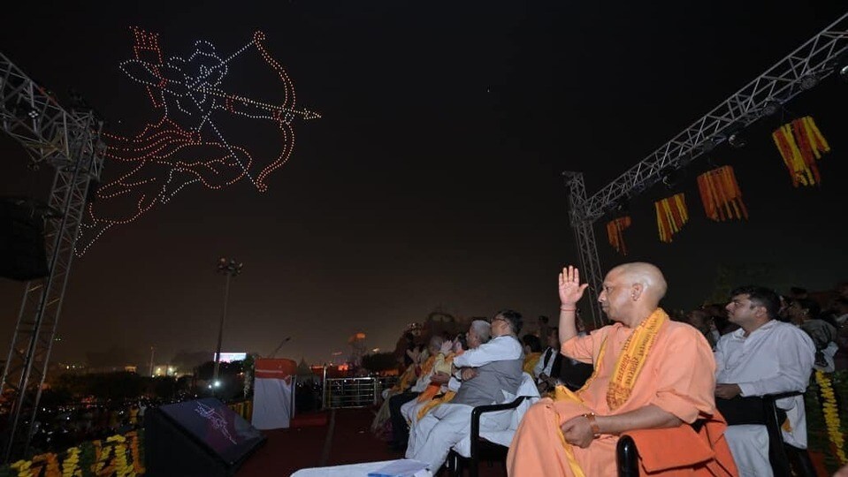 <p>అయోధ్యలో జరిగిన దీపోత్సవ వేడుకల సందర్భంగా ముఖ్యమంత్రి యోగి ఆదిత్యనాథ్ డ్రోన్ షోను వీక్షించారు.</p>( Deepak Gupta/Hindustan Times)