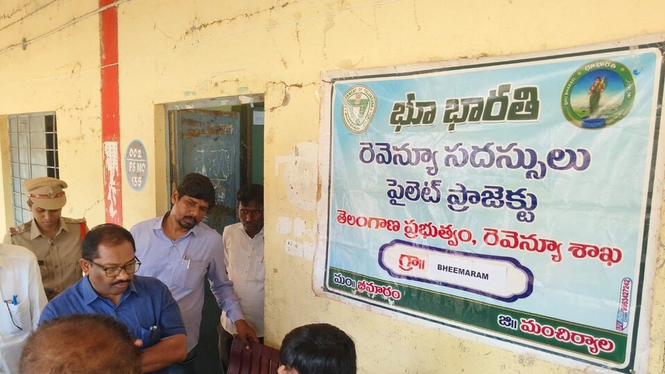 <p>తెలంగాణలోని మండలాలకు సర్వేయర్లు వచ్చేశారు. ఇకపై ఏ భూమి రిజిస్ట్రేషన్ జరగాలన్నా… సర్వే మ్యాప్ తప్పనిసరి. ఈ పనిని సర్వేయర్లు పూర్తి చేయాల్సి ఉంటుంది.</p>
