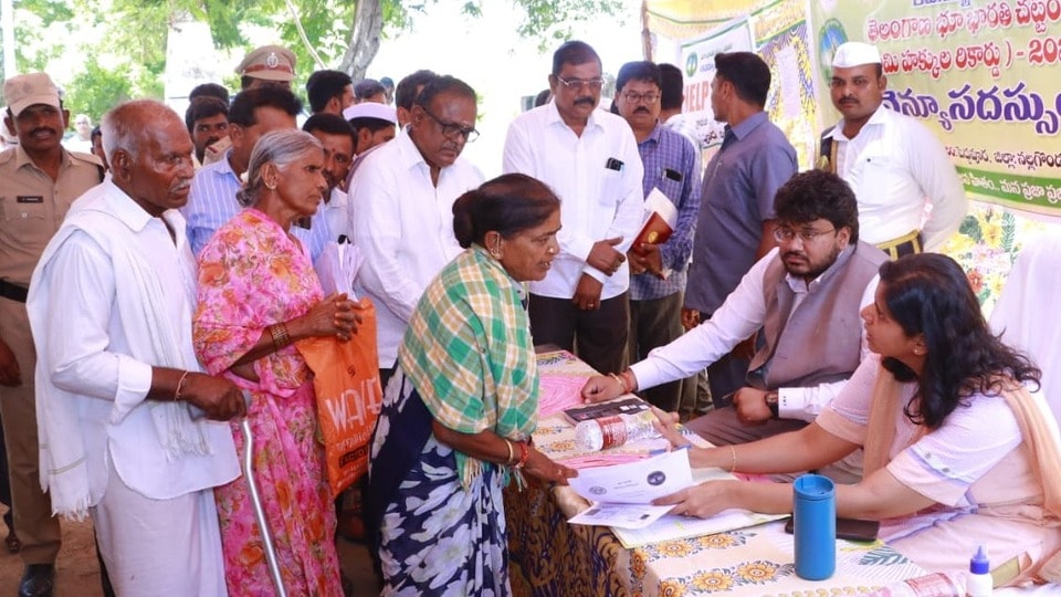 <p>భూ భారతి చట్టం అమల్లోకి రావటంతో… రాష్ట్రంలో భూముల నిర్వహణతో పాటు రిజిస్ట్రేషన్ల వంటి అంశాలన్నీ కూడా భూ భారతి పోర్టల్ ఆధారంగానే జరగనున్నాయి. రిజిస్ట్రేషన్, మ్యూటేషన్ వంటి ప్రక్రియలో ప్రభుత్వం పలు మార్పులను కూడా తీసుకువచ్చిన సంగతి తెలిసిందే.</p>
