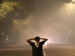 Air quality deteriorated from an AQI of 233 at 4pm to a peak of 812 in just seven to nine hours, before winds brought levels down to 385 by 11am the next day. (Arvind Yadav/HT Photo) Air quality deteriorated from an AQI of 233 at 4pm to a peak of 812 in just seven to nine hours, before winds brought levels down to 385 by 11am the next day. (Arvind Yadav/HT Photo)