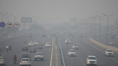 Vehicles wade through a thick smog blanket on Tuesday morning in New Delhi. (ANI) Vehicles wade through a thick smog blanket on Tuesday morning in New Delhi. (ANI)