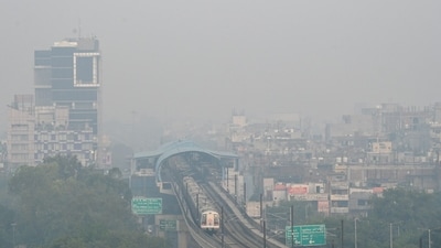 A metro seen departing a station in Noida amid thick smog this morning (HT Photo) A metro seen departing a station in Noida amid thick smog this morning (HT Photo)