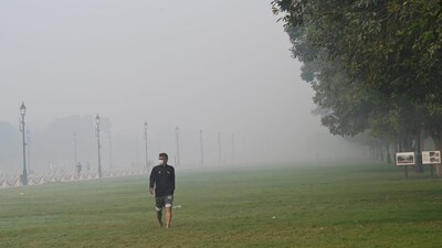 A man out on his morning stroll in Delhi as thick smog engulfs the city. (Photo by Arvind Yadav, HT) A man out on his morning stroll in Delhi as thick smog engulfs the city. (Photo by Arvind Yadav, HT)