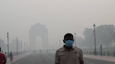Man wearing a mask stands in front of the India Gate in New Delhi on Tuesday, a day after the city celebrated Diwali (Photo by Arvind Yadav, HT) Man wearing a mask stands in front of the India Gate in New Delhi on Tuesday, a day after the city celebrated Diwali (Photo by Arvind Yadav, HT)